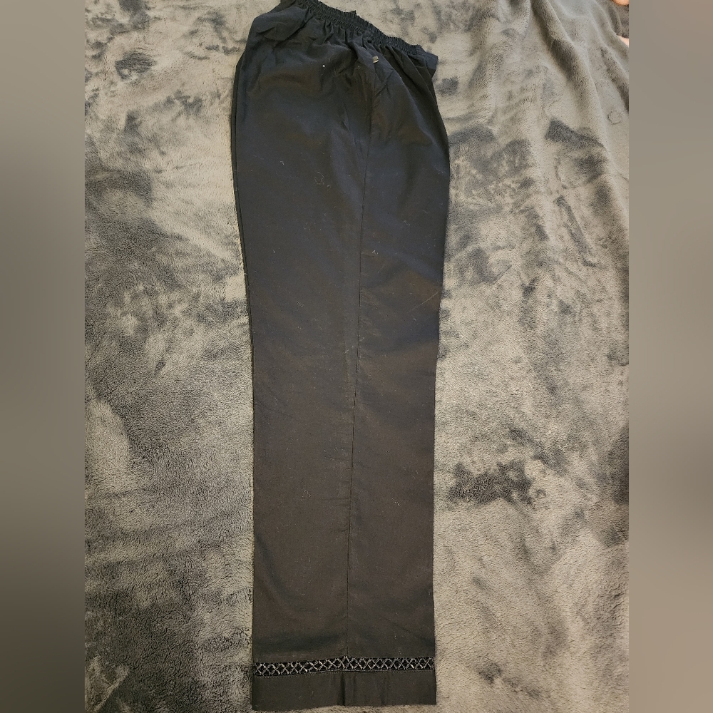 J.Straight trousers in small size. Its color is black, and fabric is cotton.